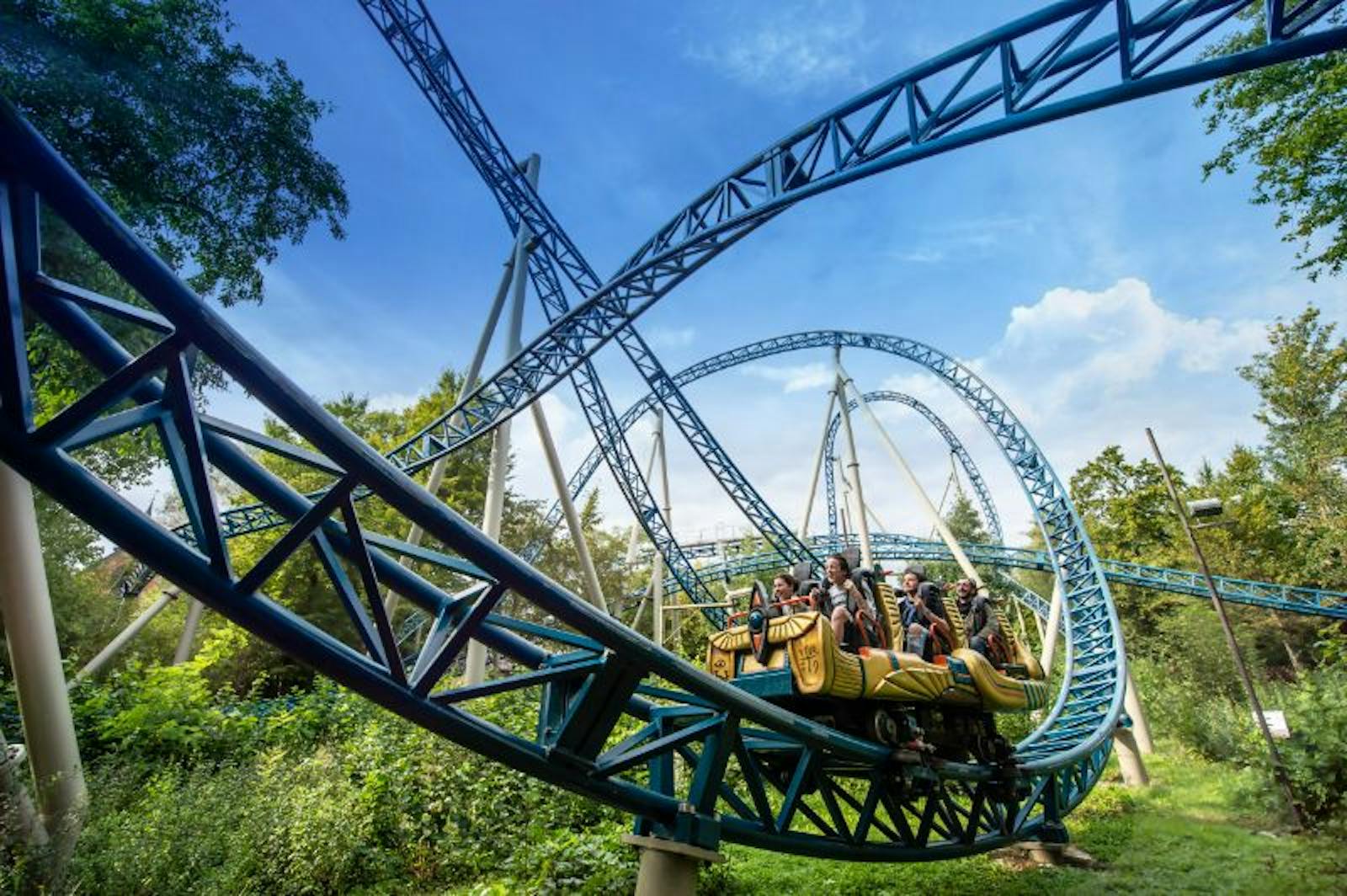 Kék hullámvasút a Plopsaland Belgium-ben kék ég alatt